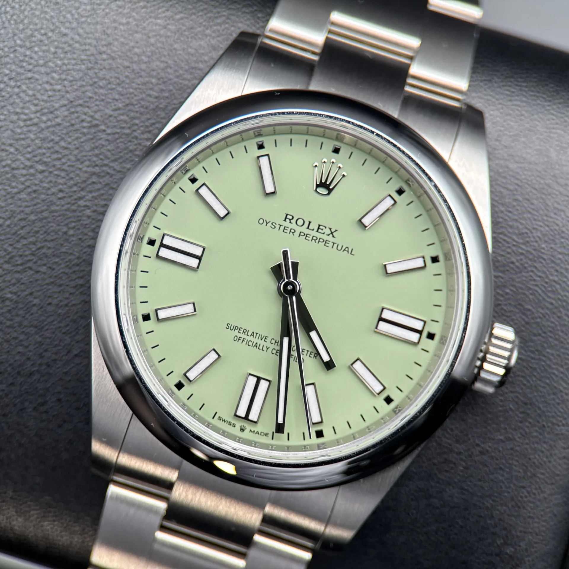 2025 Rolex Oyster Perpetual 41 Steel / Smooth / Pistachio / Oyster 134300-0006