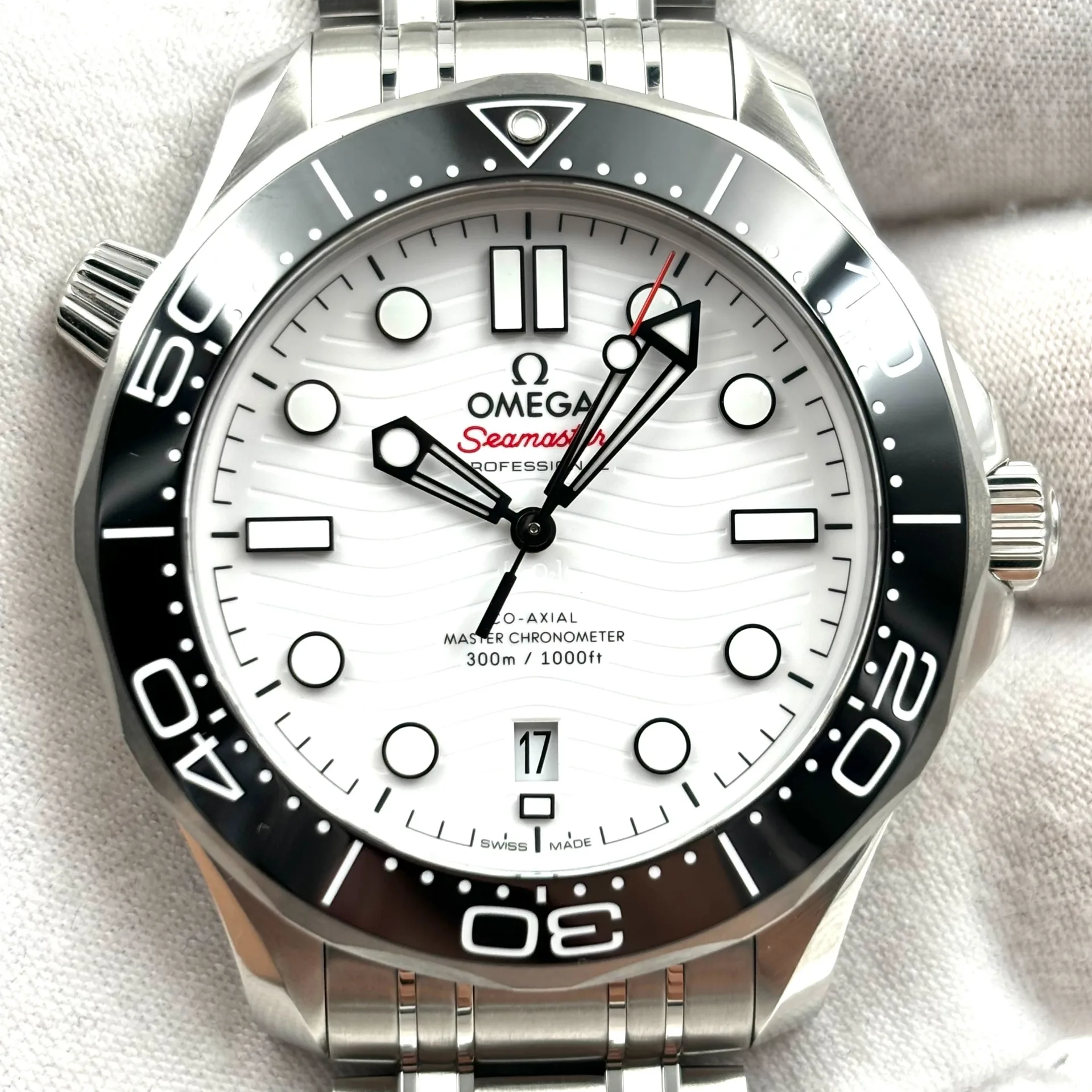 2025 Omega Seamaster Diver 300M Master Co-Axial 42 Stainless Steel / White / Bracelet 210.30.42.20.04.001