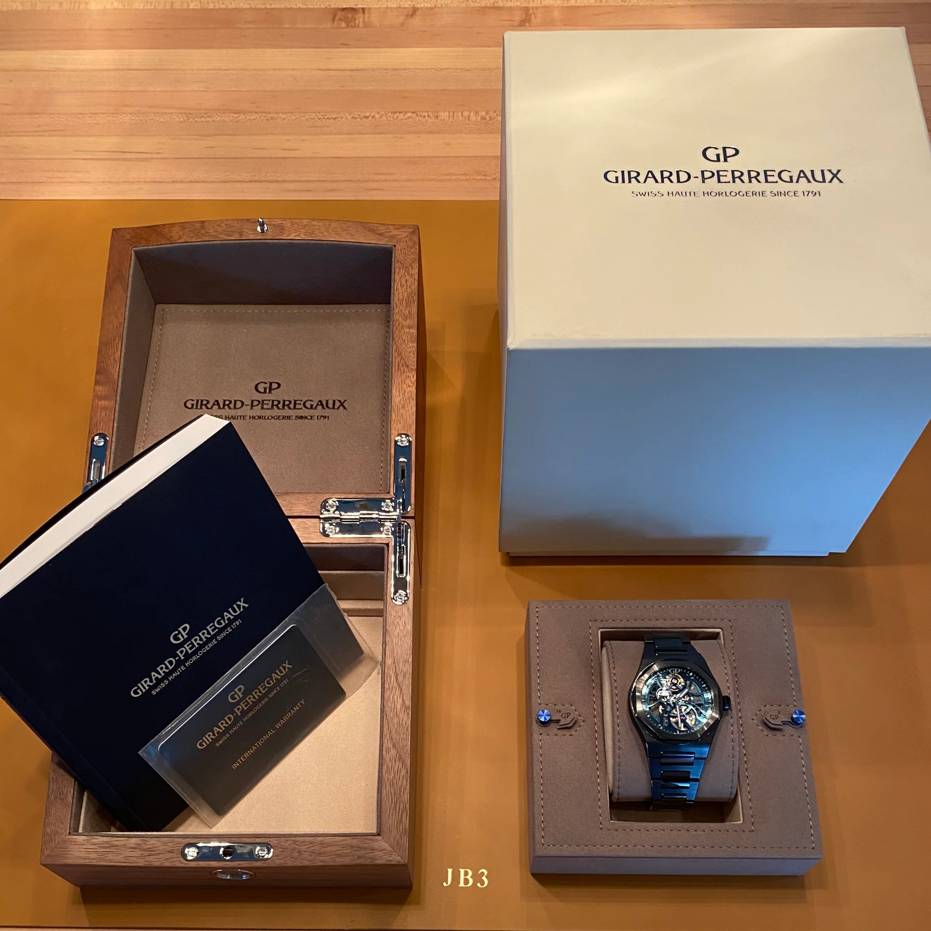 2023 Girard-Perregaux Laureato Skeleton / Blue - Earth to Sky Edition 81015-32-432-32A Listing Image 6
