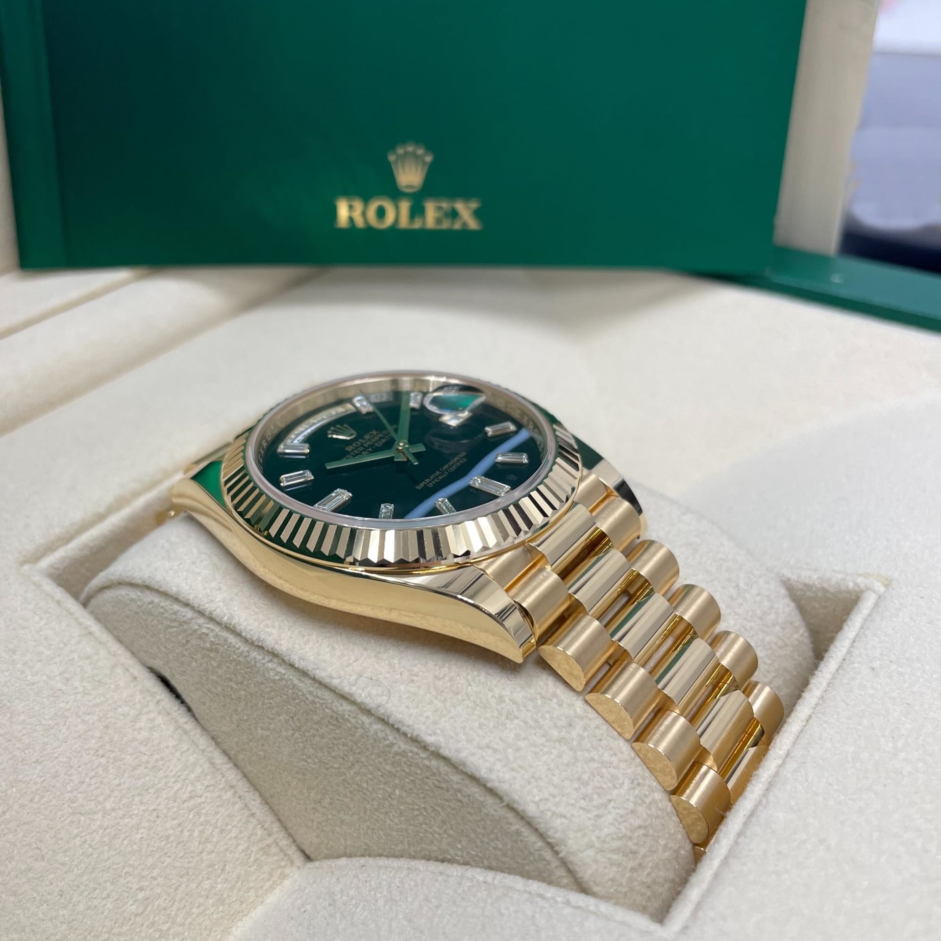 Rolex Day-Date 40 Yellow Gold / Fluted / Onyx / Baguette