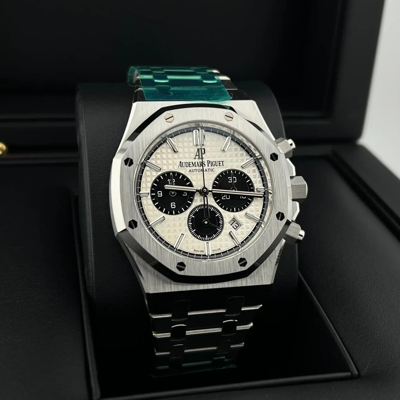 2020 Audemars Piguet Royal Oak Chronograph 41 / Silver and Black 26331ST.OO.1220ST.03 Listing Image 2