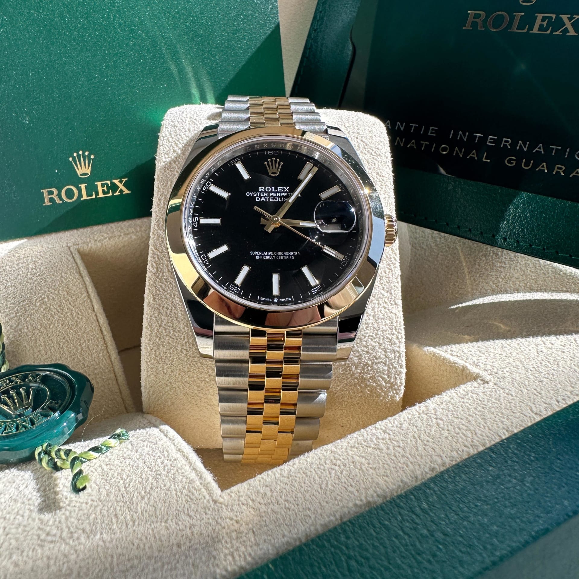 Rolex Datejust 41 Two-Tone / Smooth / Black / Jubilee 126303
