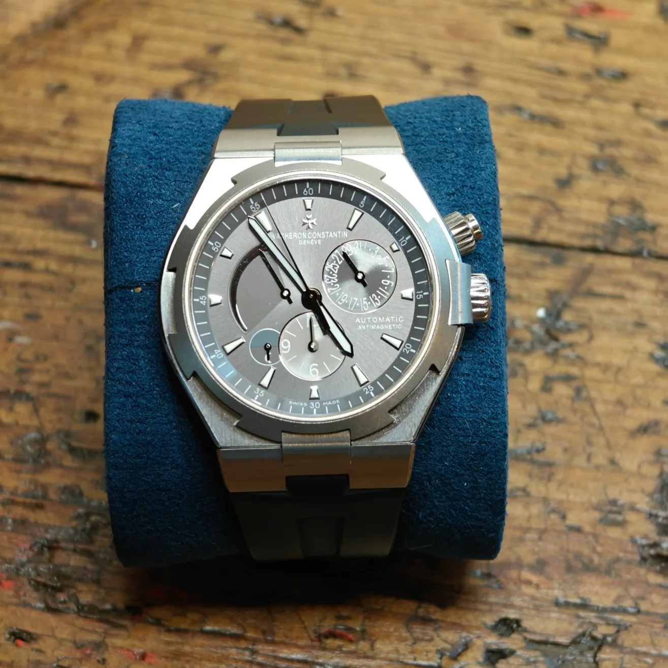 2018 Vacheron Constantin Overseas Dual Time 42 Steel / Titanium / Gray / Strap 47450/000W-9511