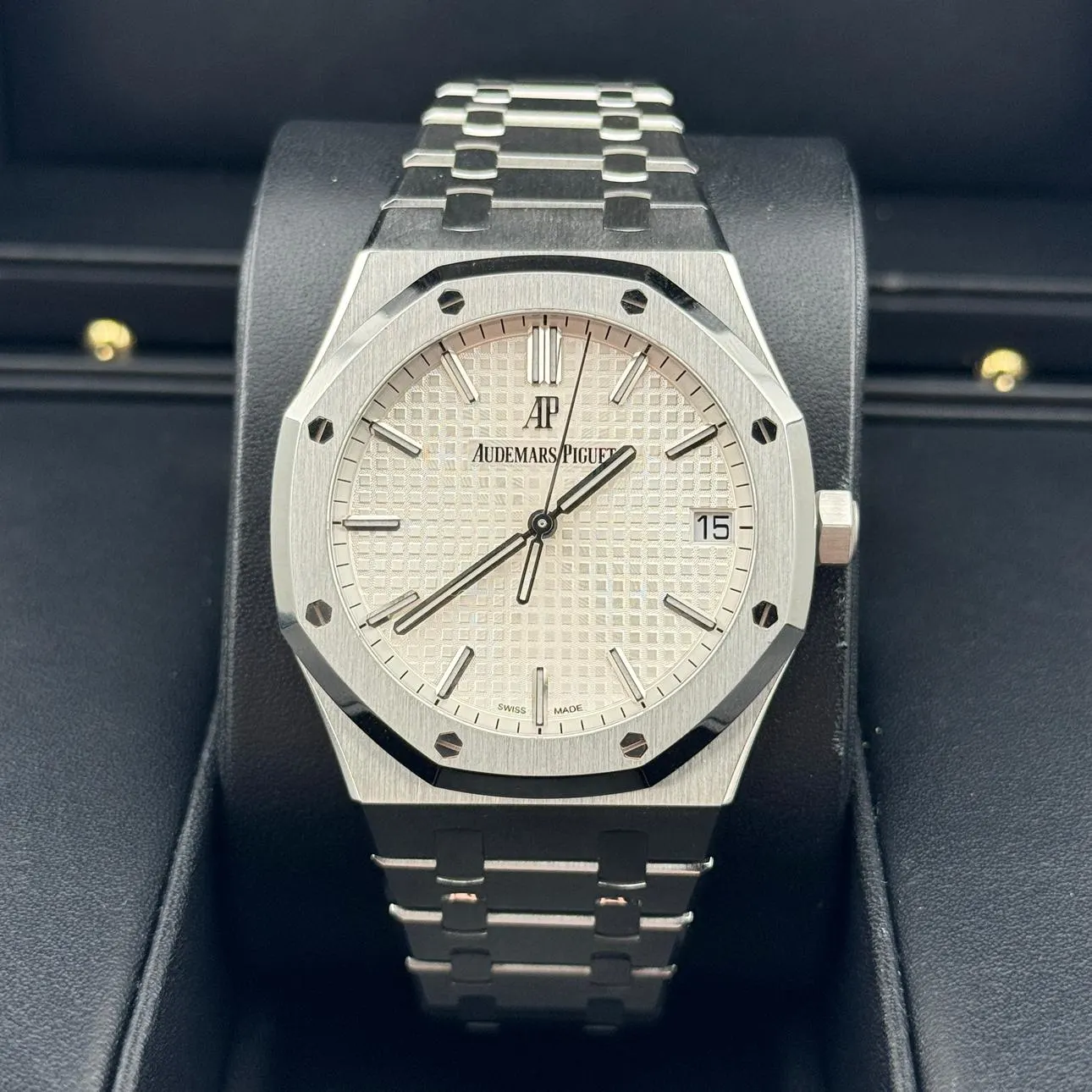 2020 Audemars Piguet Royal Oak 41 / Silvered 15500ST.OO.1220ST.04 Listing Image 2