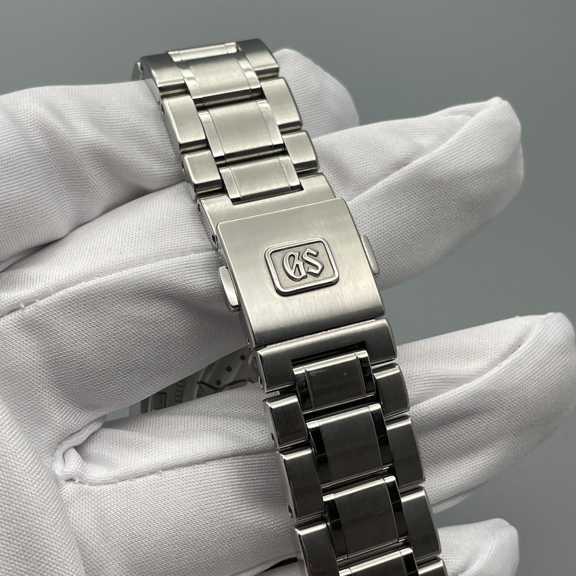 Grand Seiko Hi-Beat 36000 GMT 'Peacock' SBGJ227 Watches | Bezel