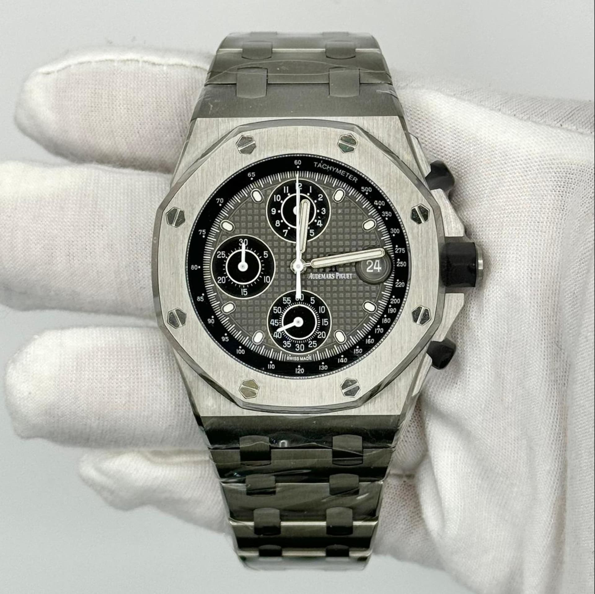 Auction 2024 Audemars Piguet Royal Oak Offshore Chronograph 42 Titanium Gray Bracelet 26238TI.OO.2000TI.01 Bezel