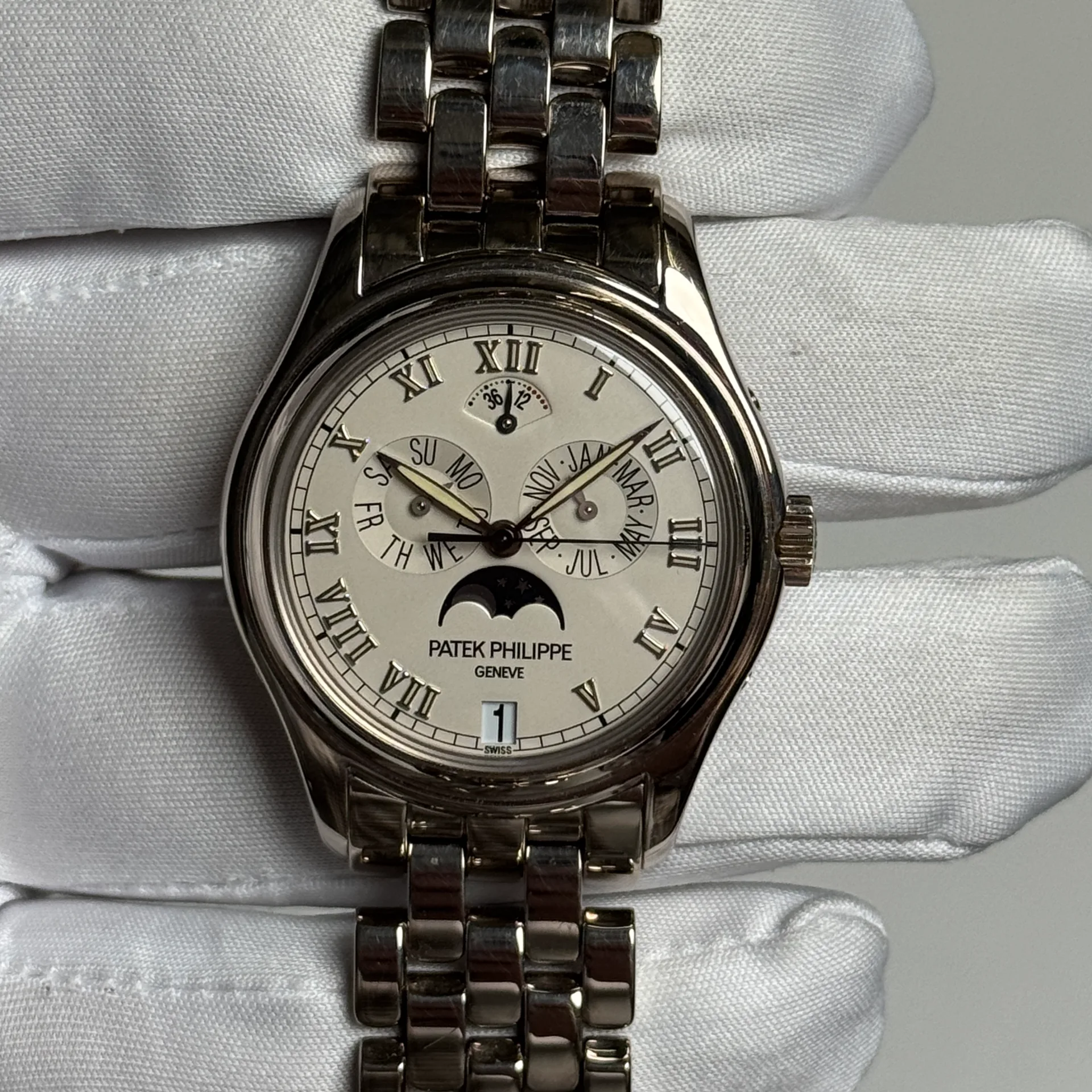 2001 Patek Philippe Annual Calendar White Gold / Silvered / Bracelet 5036/1G-017