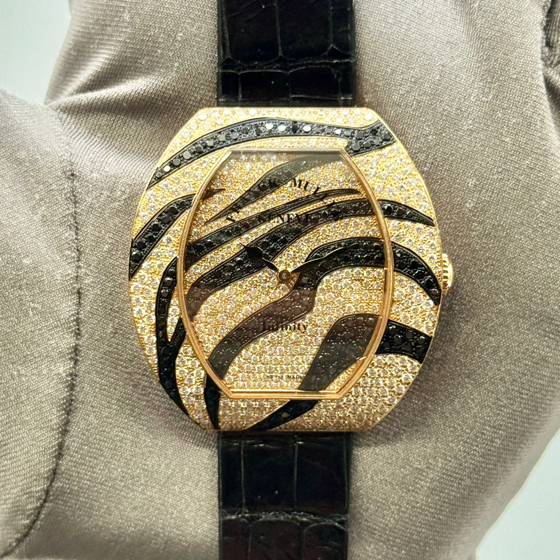 Franck Muller Infinity Safari Quartz Rose Gold / Diamond-Set / Diamond-Pave / Strap 3540 QZ SAFARI D CD