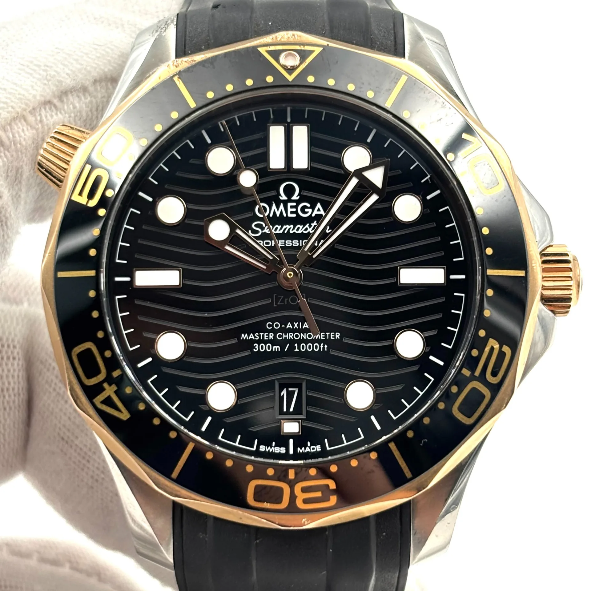 2018 Omega Seamaster Diver 300M Master Co-Axial 42 Stainless Steel / Sedna Gold / Black / Rubber 210.22.42.20.01.002