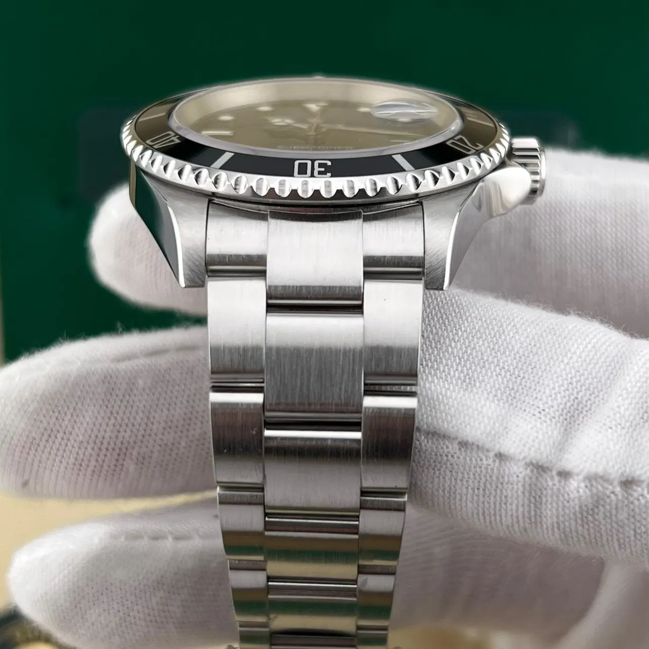 2005 Rolex Submariner Date / SuperLuminova 16610 Listing Image 4
