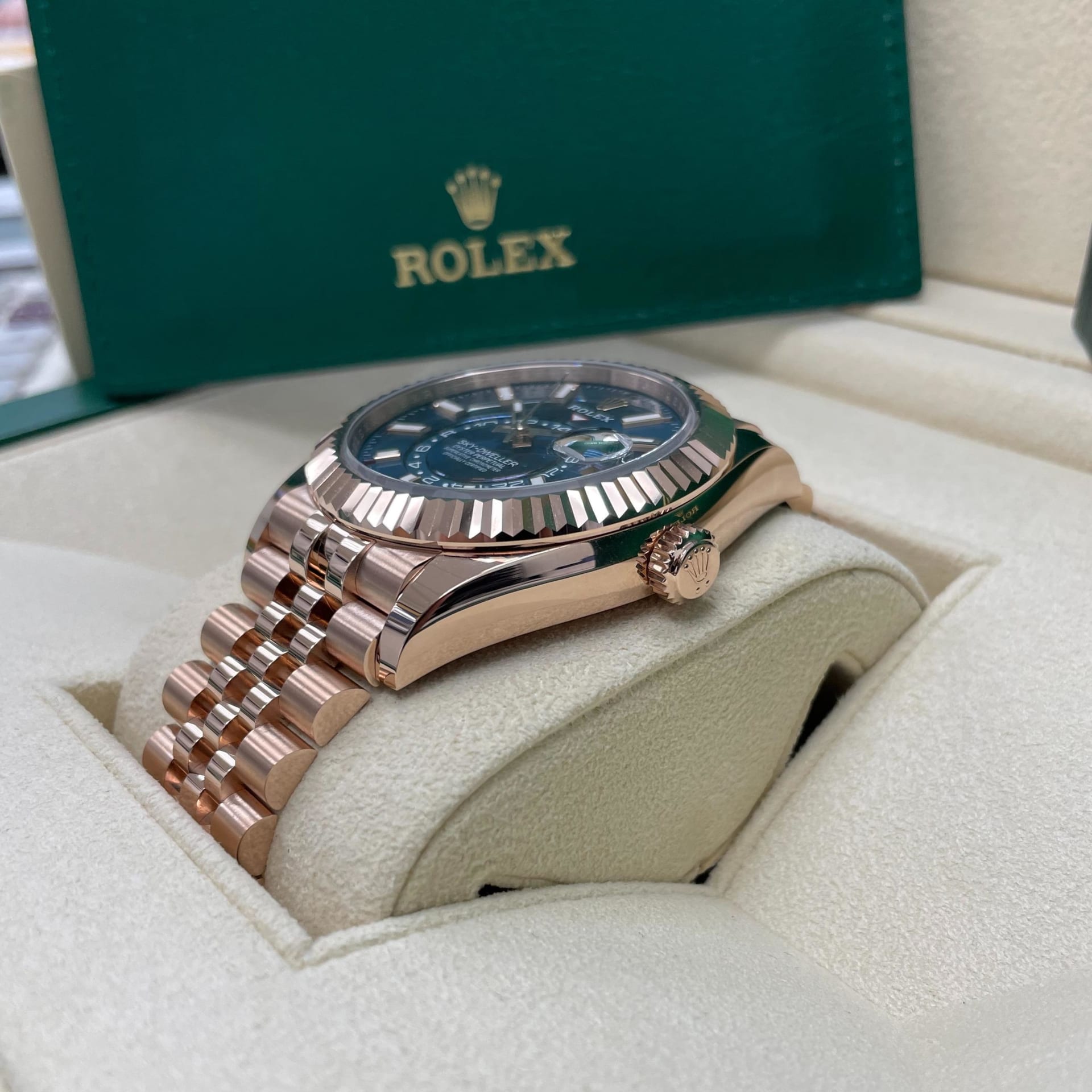 Rolex Sky-Dweller 42 Rose Gold / Fluted / Blue / Jubilee Rolex Sky-Dweller 42 Rose Gold / Fluted / Blue / Jubilee