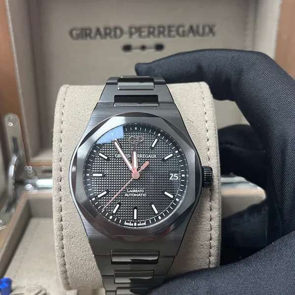 Girard-Perregaux Laureato 42 Automatic Ceramic / Black / Bracelet 81010-32-631-32A Listing Image 1