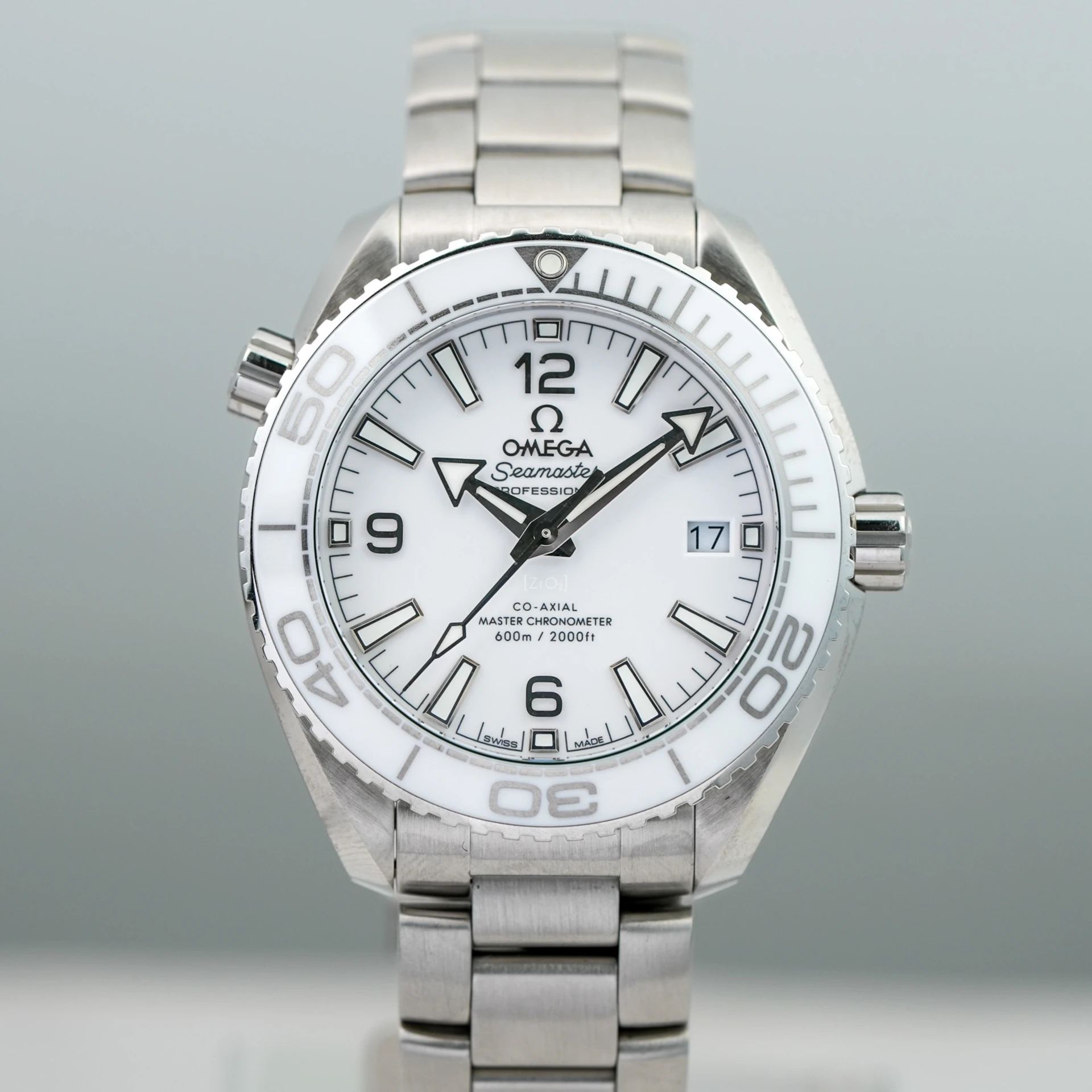 Omega Seamaster Planet Ocean 600M Co-Axial 39.5 Master Chronometer Stainless Steel / White / Bracelet 215.30.40.20.04.001