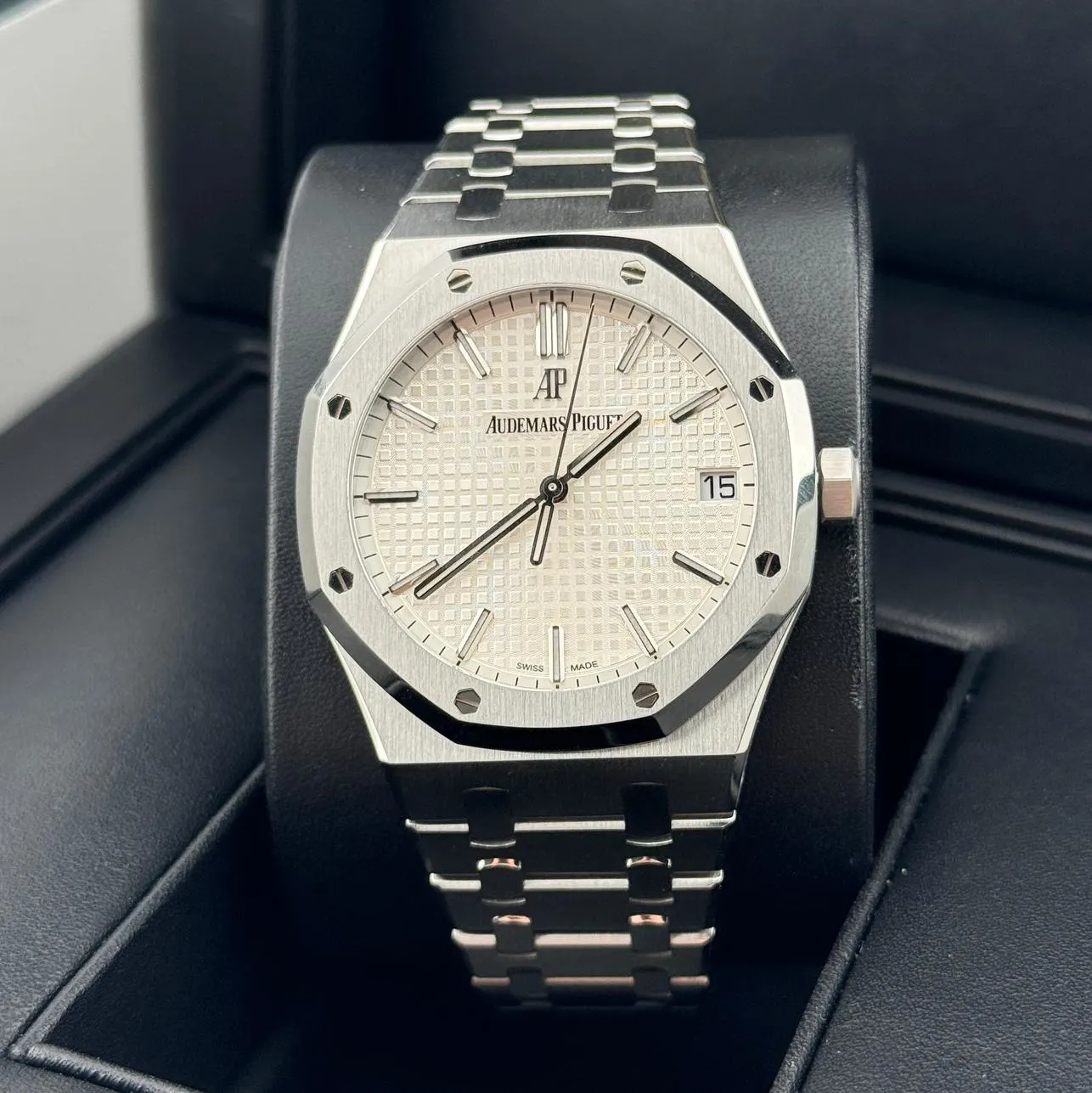 2020 Audemars Piguet Royal Oak 41 / Silvered 15500ST.OO.1220ST.04 Listing Image 4