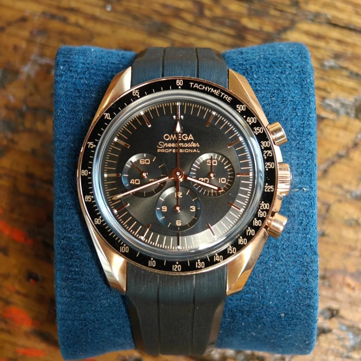 Omega Speedmaster Professional Moonwatch 3861 Sedna Gold / Black / Alligator 310.63.42.50.01.001