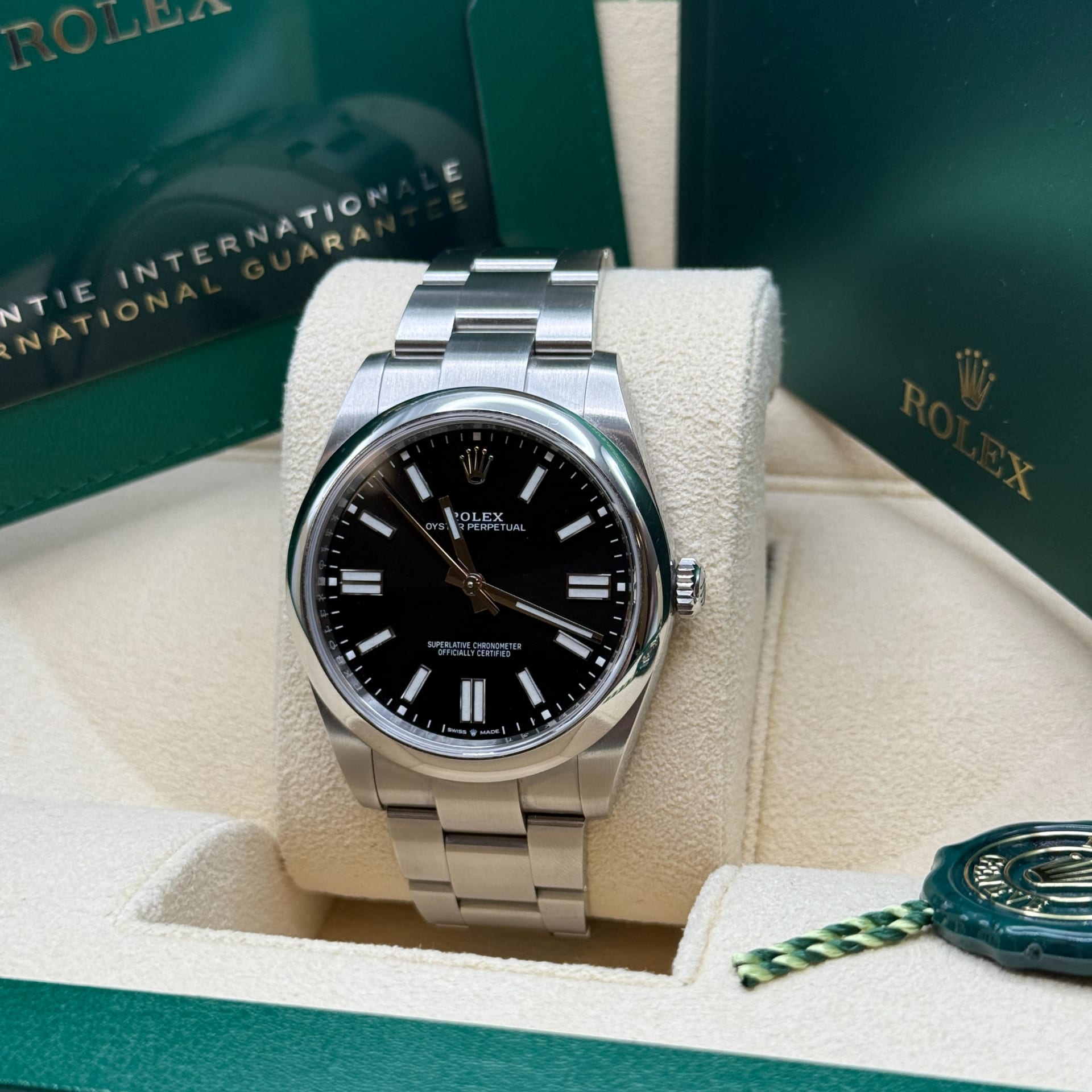 Rolex Oyster Perpetual 41 Black 124300-0002 Watches Bezel