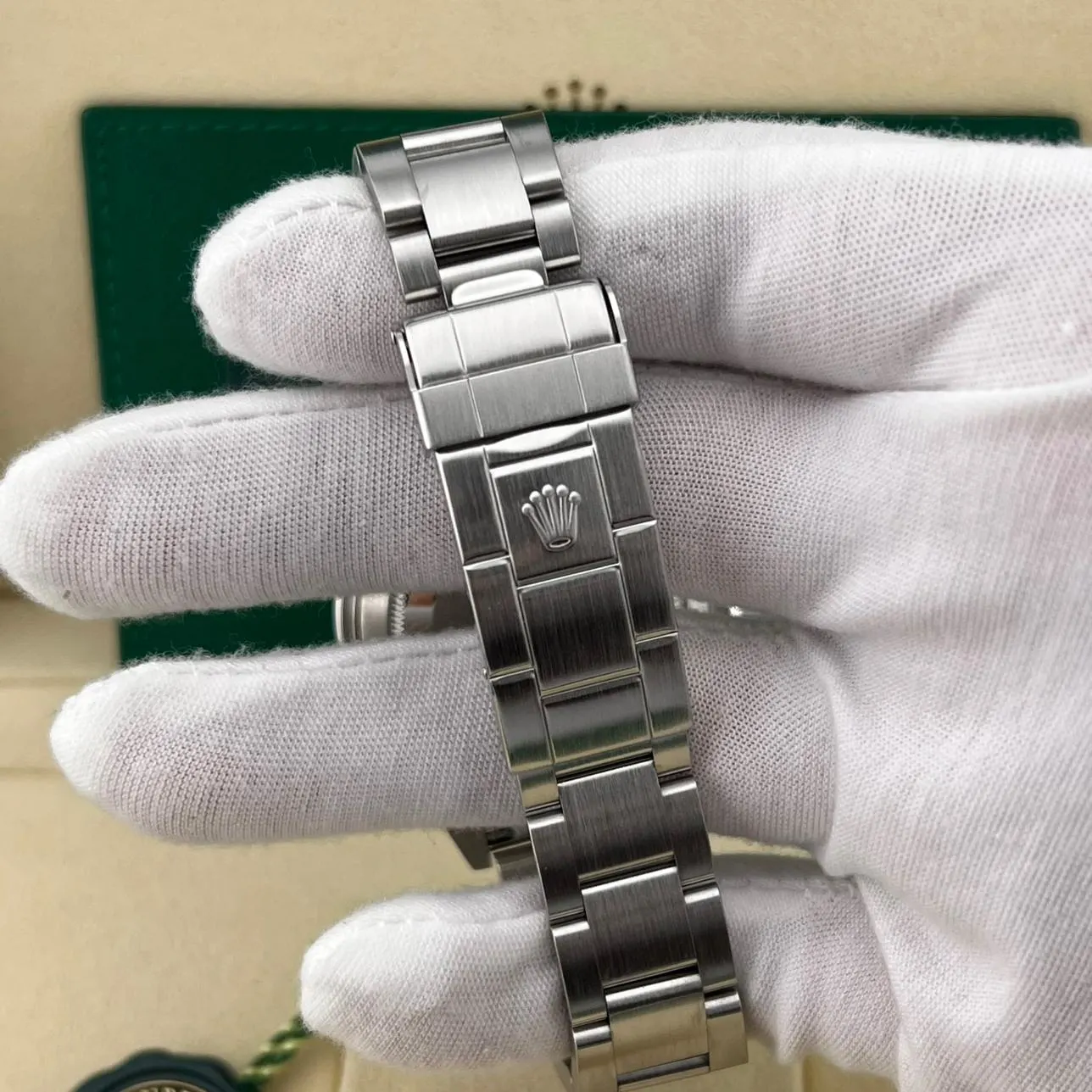 2005 Rolex Submariner Date / SuperLuminova 16610 Listing Image 8