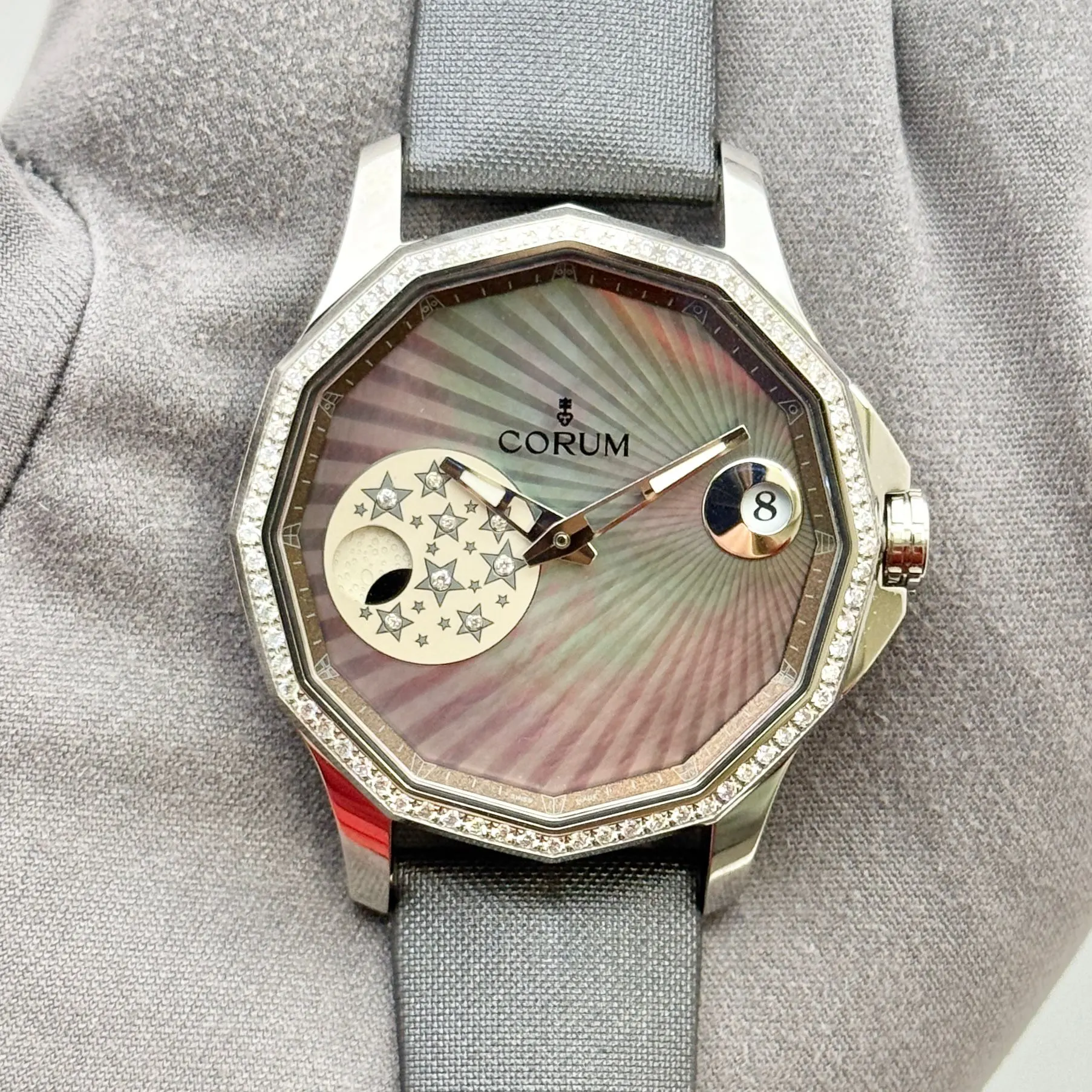 Corum Admiral's Cup Legend Mystery Moon 38 Steel / Diamond-Set / Tahitian MOP / Strap 384.101.47/F149 AN01