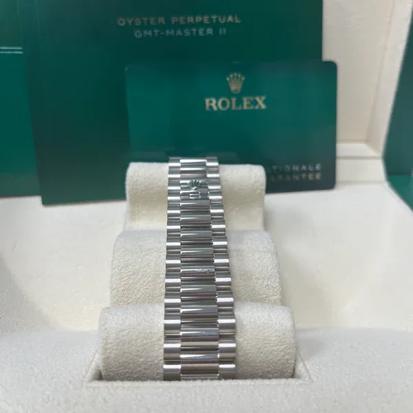 2021 Rolex Day-Date 40 White Gold / Diamond-Set / Olive-Green / Roman 228349RBR-0030 Listing Image 4