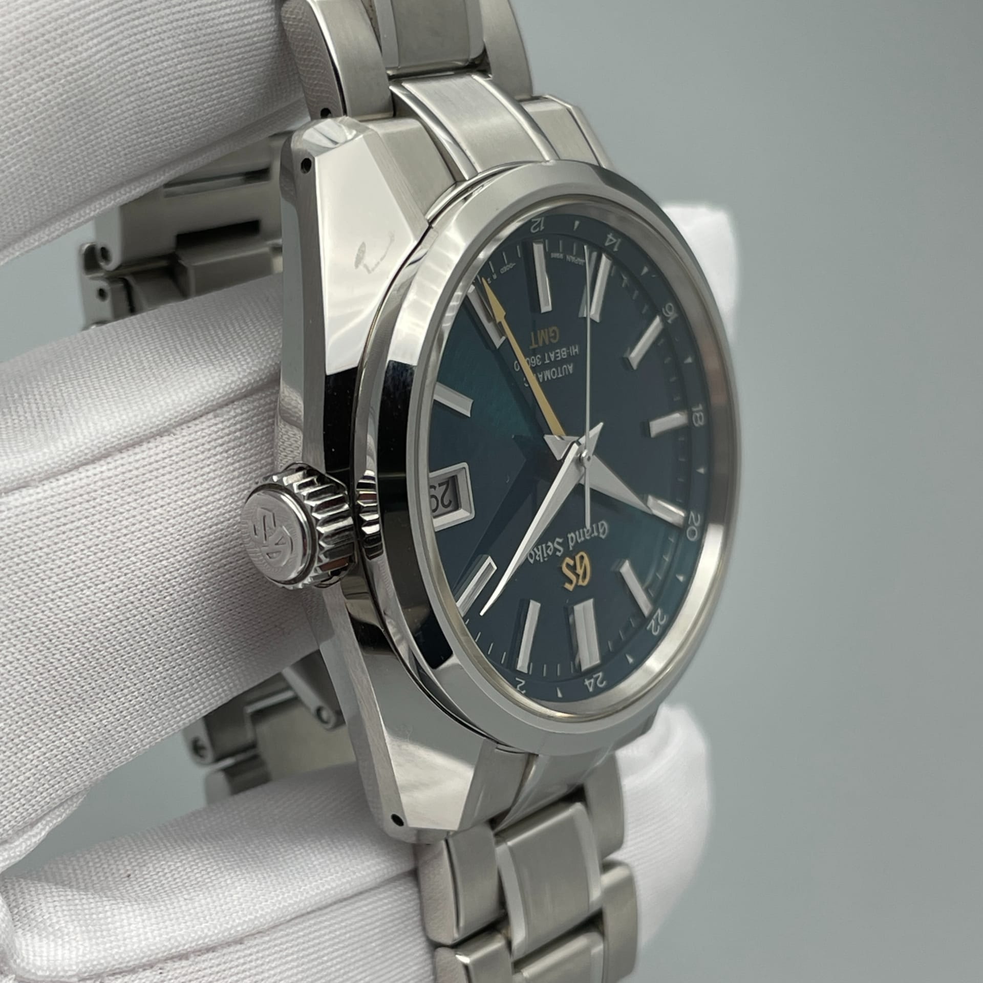 Grand Seiko Hi-Beat 36000 GMT 'Peacock' SBGJ227 Watches | Bezel