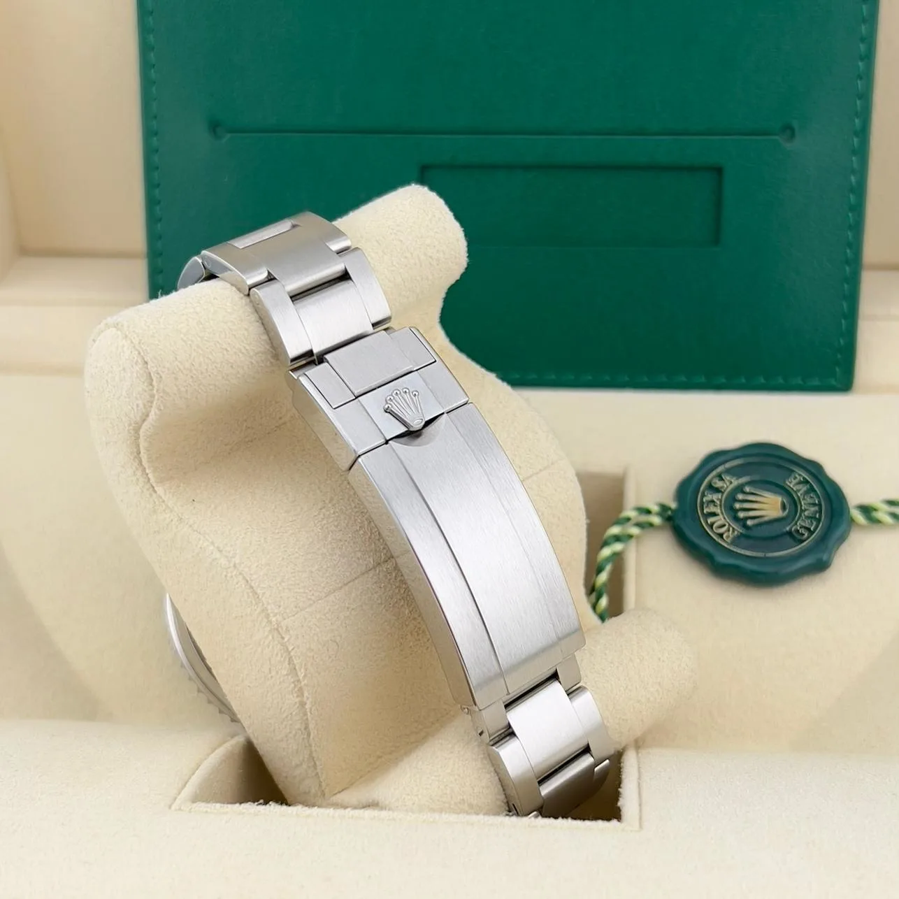Rolex Submariner "Hulk" 116610LV Listing Image 4