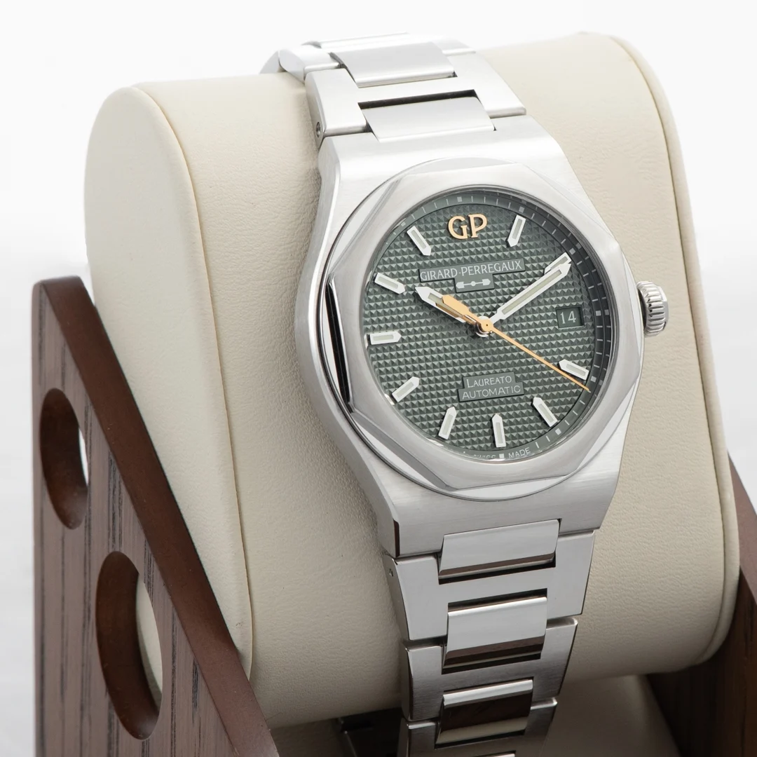 2025 Girard-Perregaux Laureato 38 Steel / Sage Green / Bracelet 81005-11-3407-1CM