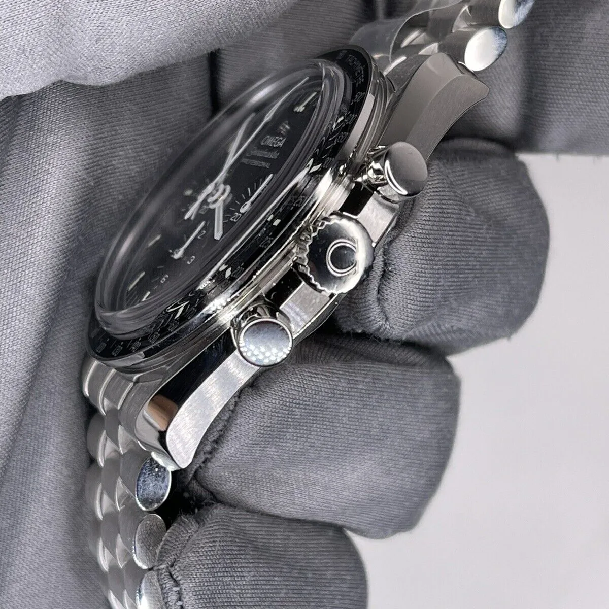 Omega Speedmaster Professional Moonwatch 3861 Steel / Black / Sapphire / Bracelet 310.30.42.50.01.002 Listing Image 2