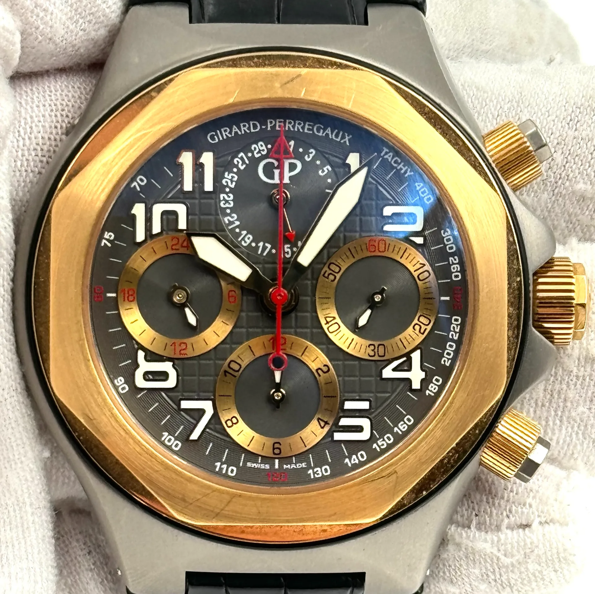 Girard-Perregaux Laureato EVO3 Chronograph Two-Tone Anthracite Strap  80180-26-212-FK6A