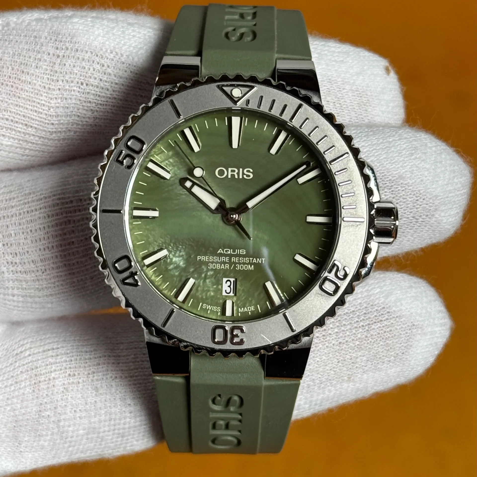 Oris Aquis New York Harbor Steel / Green / Rubber - Limited to 2,000 Pieces 01 733 7766 4187-Set