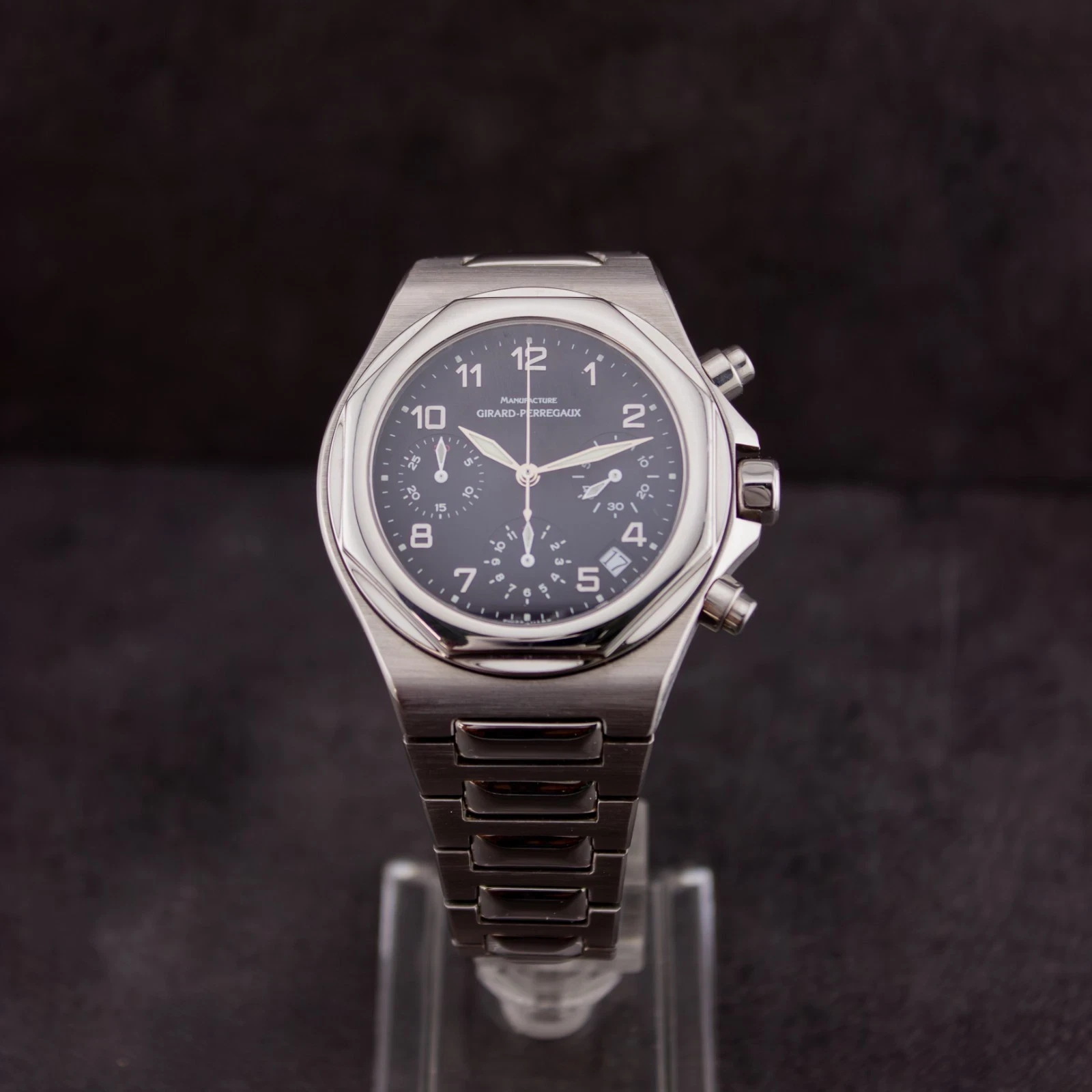 Girard-Perregaux Laureato Chronograph 40 Steel / Black / Arabic / Bracelet 8017