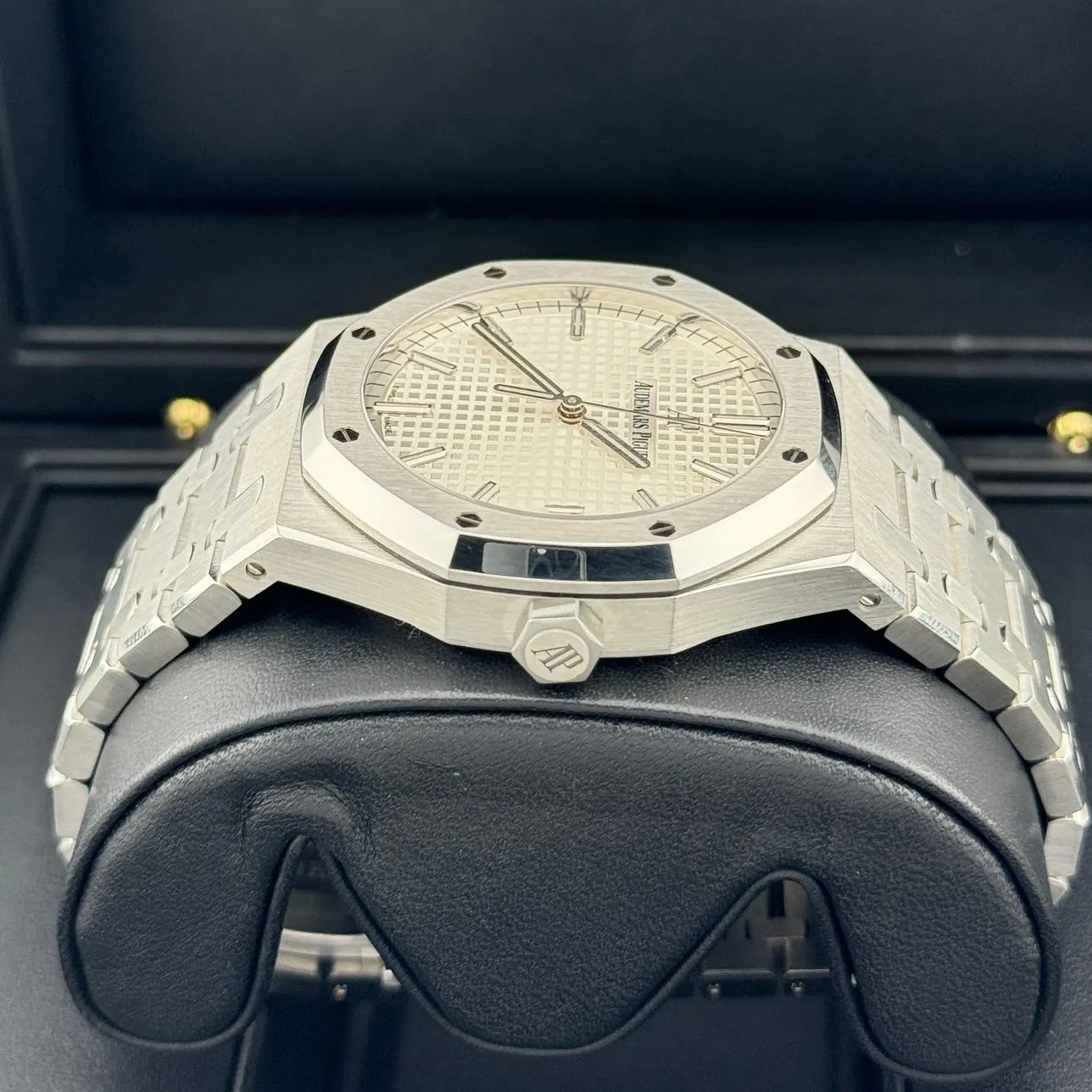2020 Audemars Piguet Royal Oak 41 / Silvered 15500ST.OO.1220ST.04 Listing Image 5
